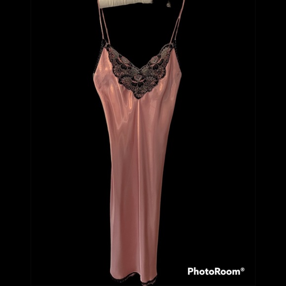 Fantasies by Morgan Taylor Exquisite Peignoir Set - Picture 2 of 7